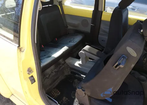 2000 Volkswagen New Beetle Gls z USA, uszkodzony, nr VIN 3VWCA21C6YM421872